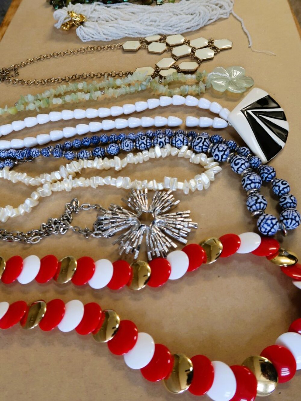 Bundle of 9 Vintage Necklaces Carved Jade-like Hibiscus, Ceramic, Hexagon Chain - Picture 3 of 15